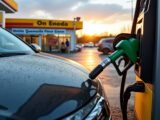 découvrez les règles essentielles concernant le fait de laisser le moteur allumé ou éteint lors du ravitaillement en essence dans les stations-service, ainsi que les risques et sanctions liés à cette pratique en france.