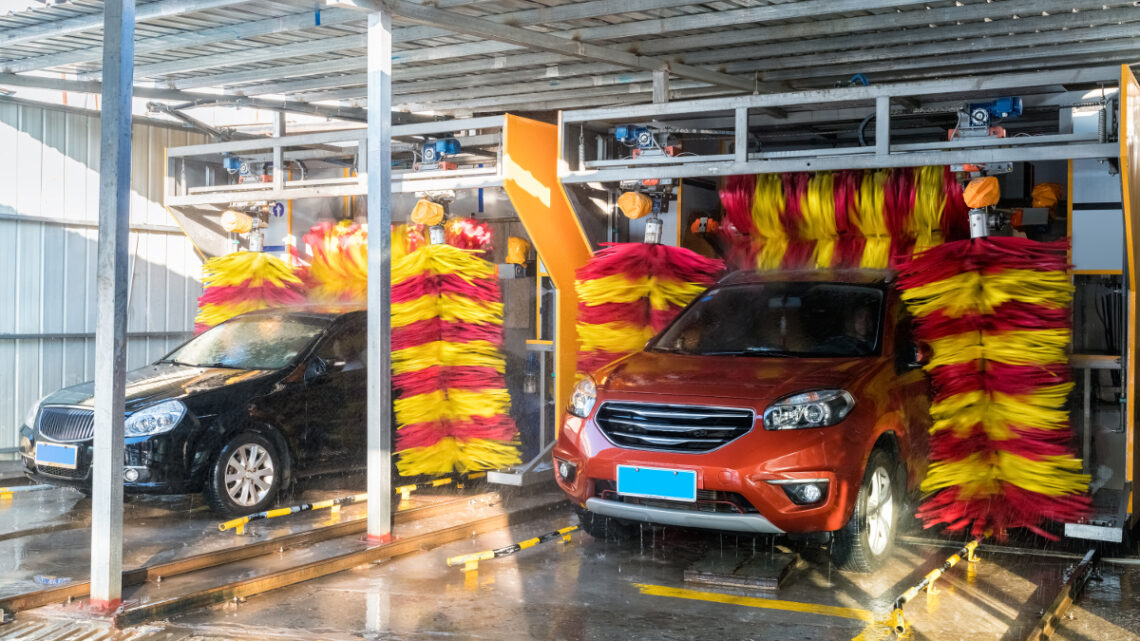 Combien rapporte une station de lavage automobile par mois ?