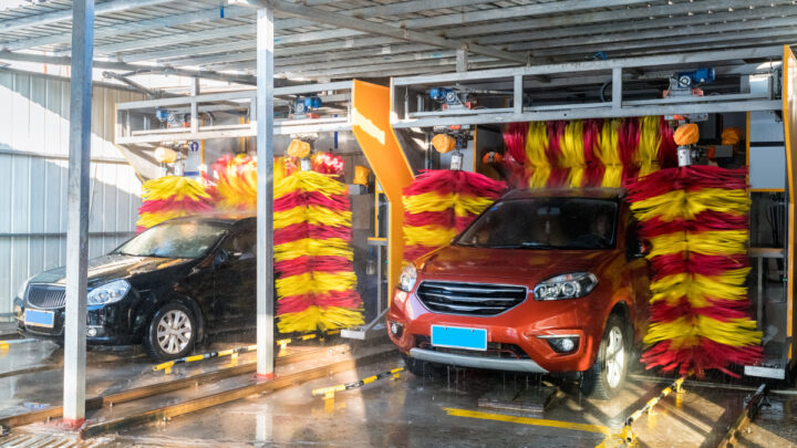 Combien rapporte une station de lavage automobile par mois ?