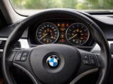 découvrez notre guide pratique complet sur la liste des voyants bmw série 3 e90, pour mieux comprendre les alertes et entretenir votre voiture en toute sérénité.