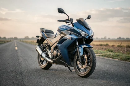Benda 125 garée sur une route droite en milieu rural, vue 3/4 avant basse mettant en valeur son design sportif et ses finitions chromées