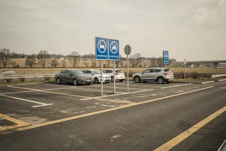 Parking de covoiturage Vinci Autoroutes à La Chapelle-Saint-Mesmin avec signalétique covoiturage et véhicules garés