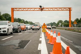 Radar de chantier sur autoroute avec bouchon de circulation et cônes de signalisation orange