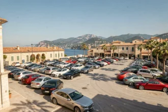 Lot de voitures d'occasion dans les Alpes-Maritimes avec vue sur la Côte d'Azur